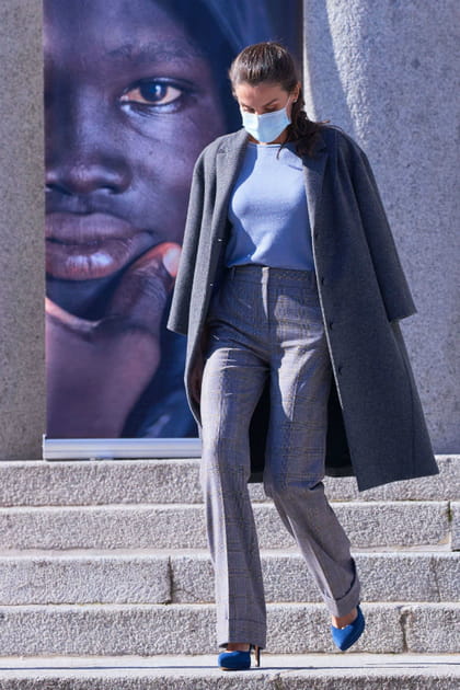 TOP : Letizia D'Espagne en pantalon et veste gris