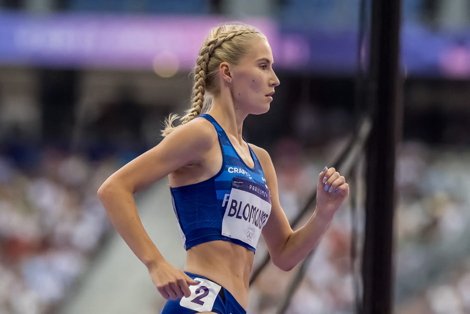 Nathalie Blomqvist et ses ongles aux couleurs de la Finlande