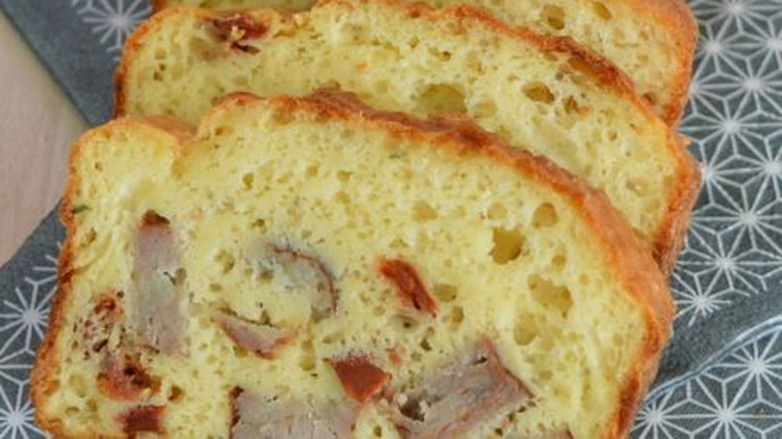 Cake chipolata, tomate séchée et thym