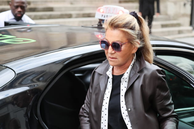 Sheila arrive aux obs&egrave;ques de la chanteuse Jane Birkin
