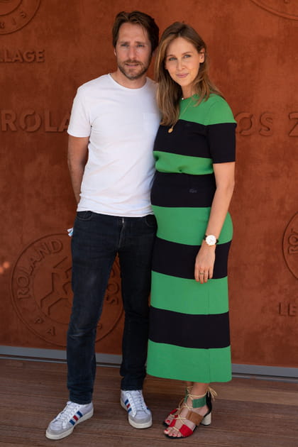 La robe à larges rayures bicolore d'Ophélie Meunier