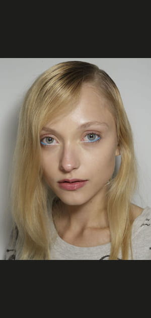 Regard bleu-blanc chez Holly Fulton