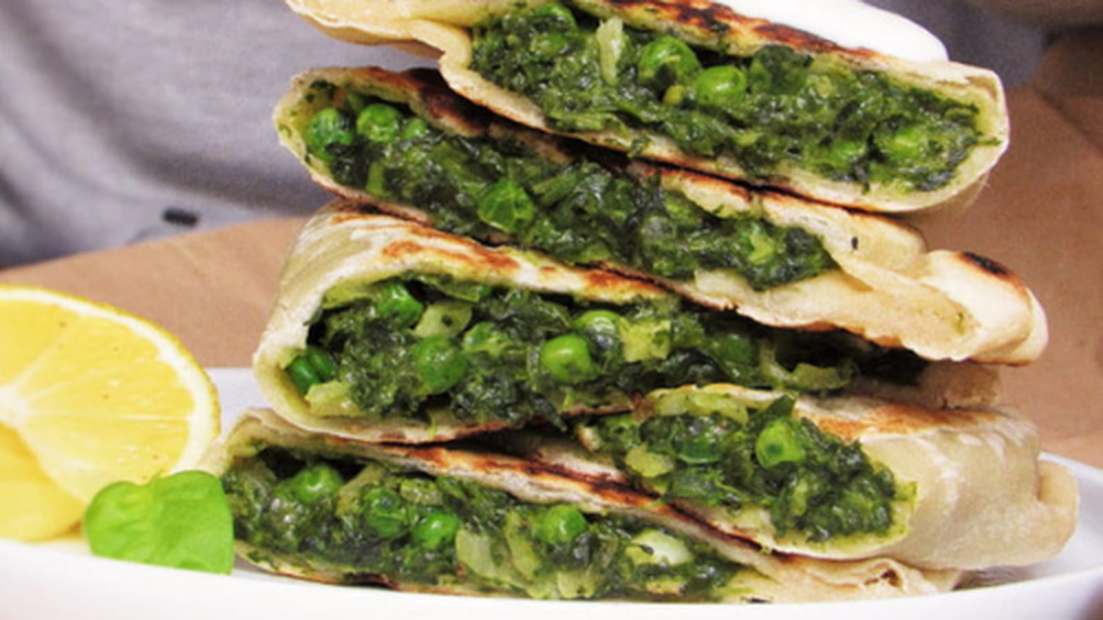 Pain farcis aux épinards, petits pois et fromage - Gozlemes
