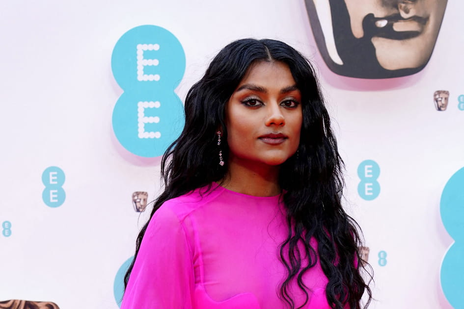 Le rouge &agrave; l&egrave;vres marron glac&eacute; de Simone Ashley