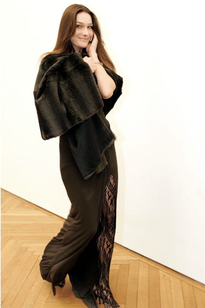 Carla Bruni en robe nuisette et veste en fourrure