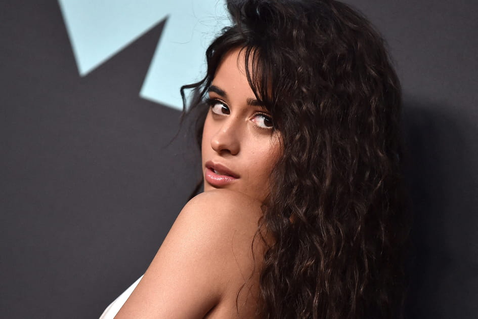 Les cheveux boucl&eacute;s bruns de Camila Cabello