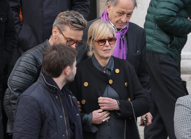 Chantal Ladesou tr&egrave;s &eacute;mue aupr&egrave;s de Jeanfi Janssens aux obs&egrave;ques d'Isabelle Mergault