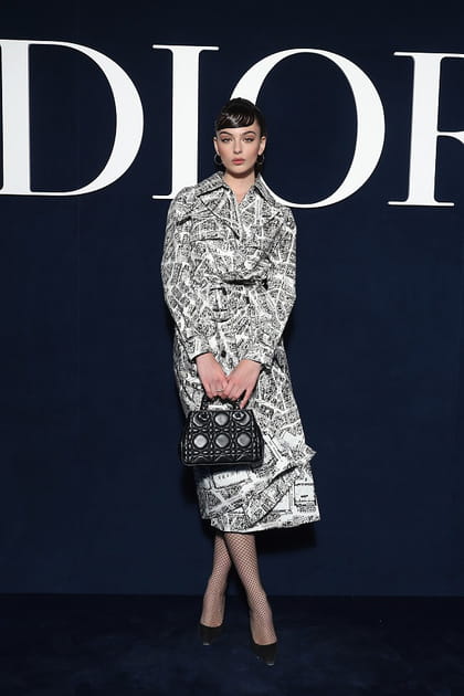 Deva Cassel en trench cintr&eacute; &agrave; imprim&eacute; noir et blanc Dior