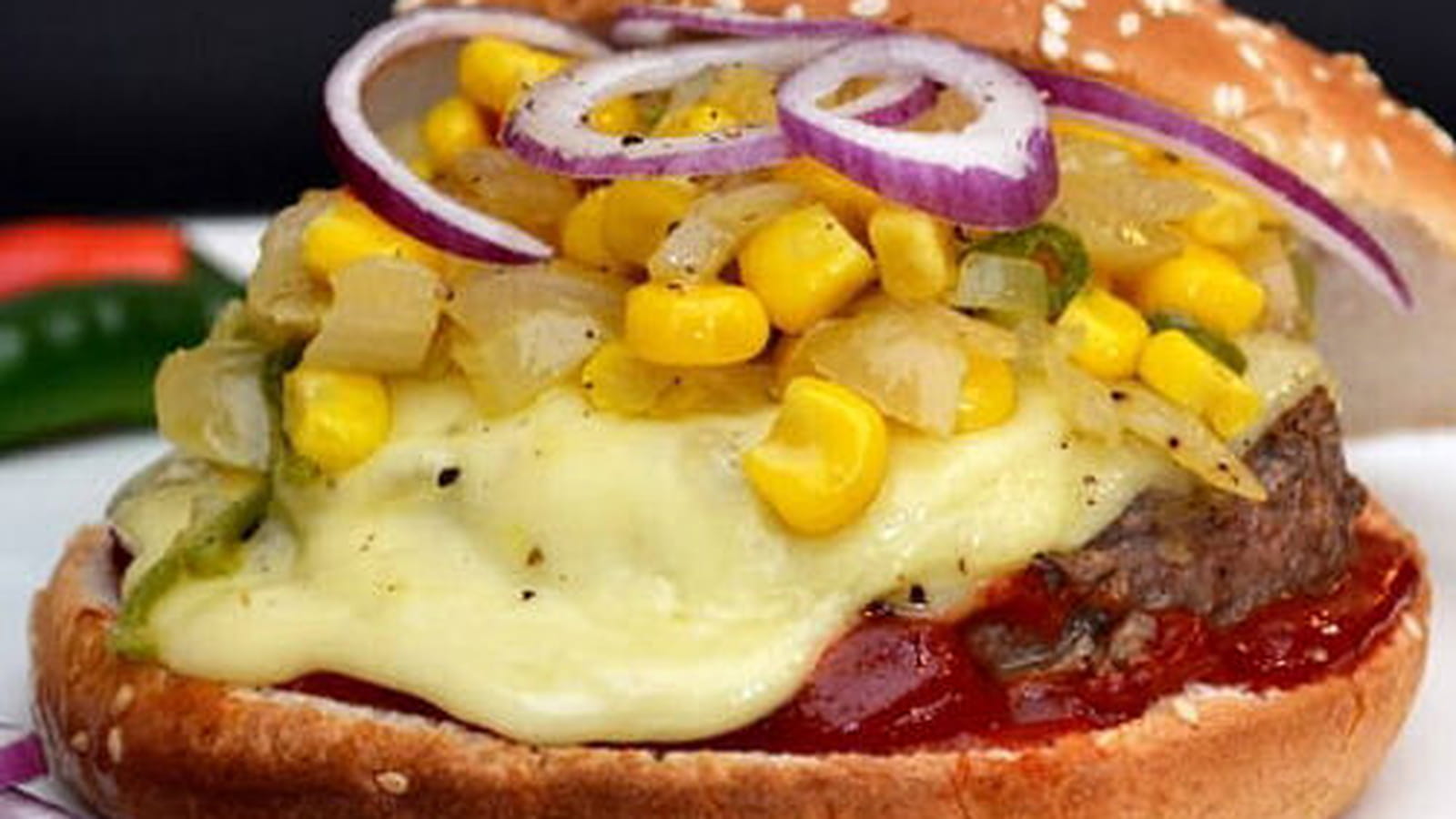 Burgers à la mexicaine, salsa d'oignons, maïs et piments