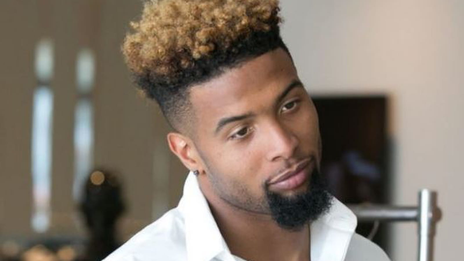 Les cheveux frisés en brosse