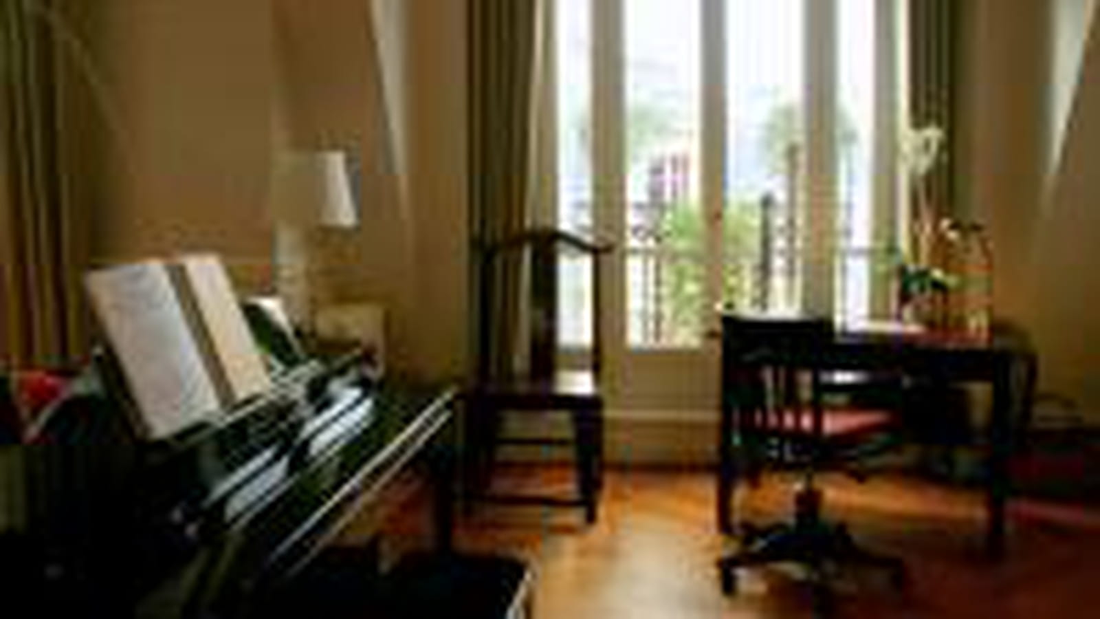 Bureau et piano