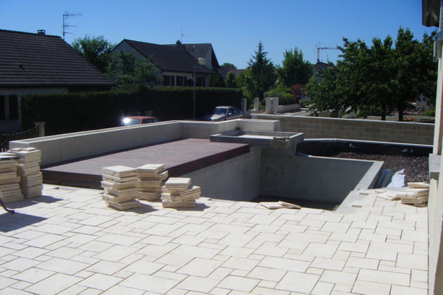 Terrasse et bassin contemporains prennent forme