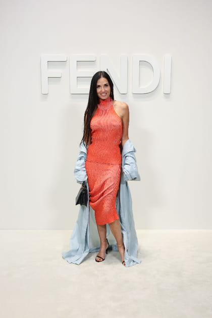 Demi Moore en robe saumon et manteau bleu au d&eacute;fil&eacute; Fendi printemps-&eacute;t&eacute; 2024