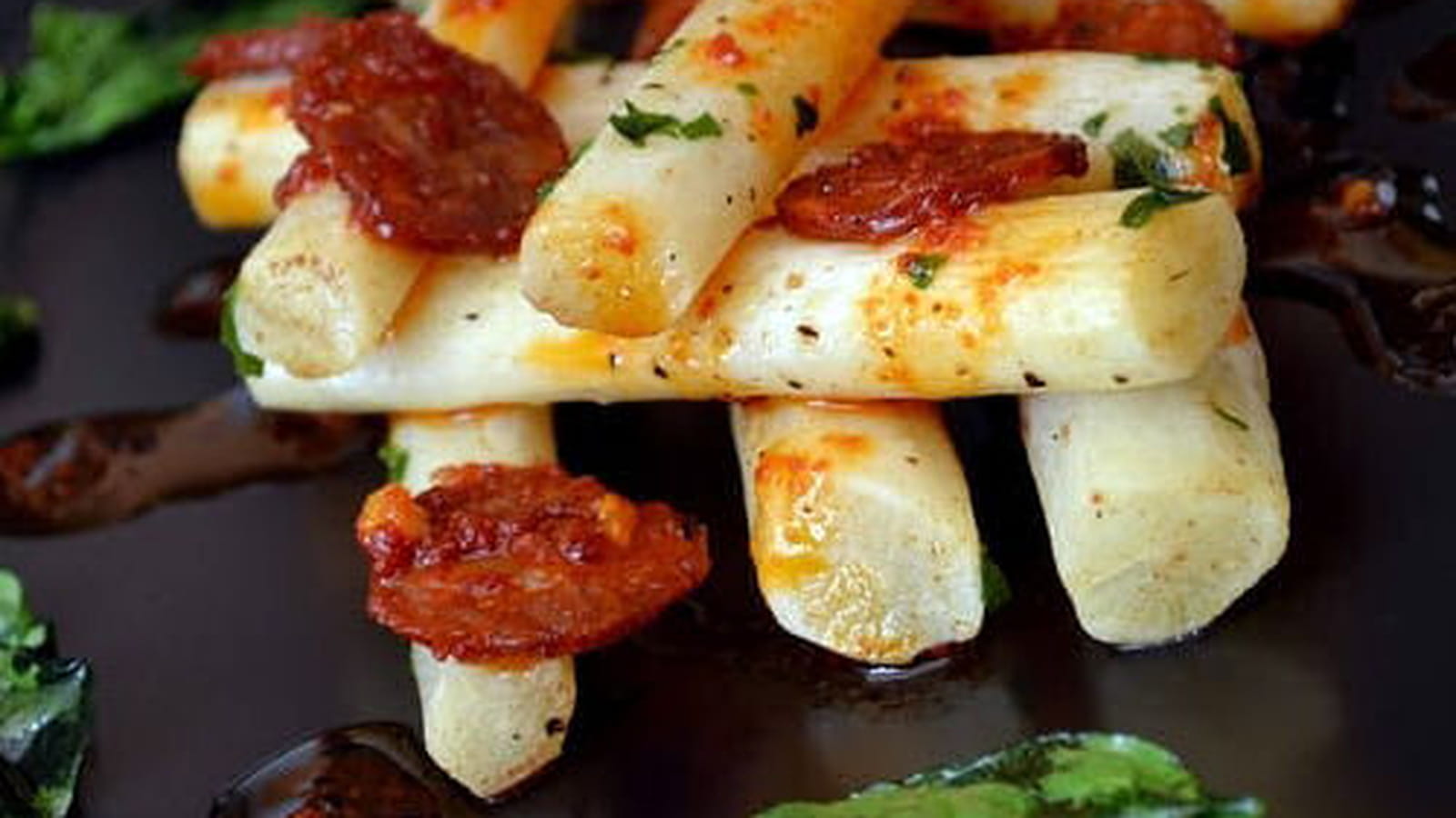 Mikado de salsifis poêlés au basilic, sauce tomatée à l'ail et chorizo piquant