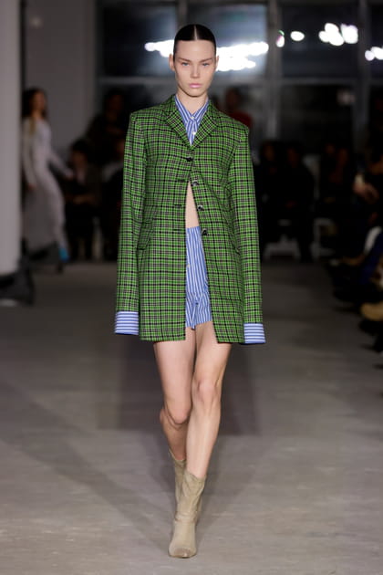 Blazer vert &agrave; carreaux et short bleu aper&ccedil;us sur le d&eacute;fil&eacute; Priscavera