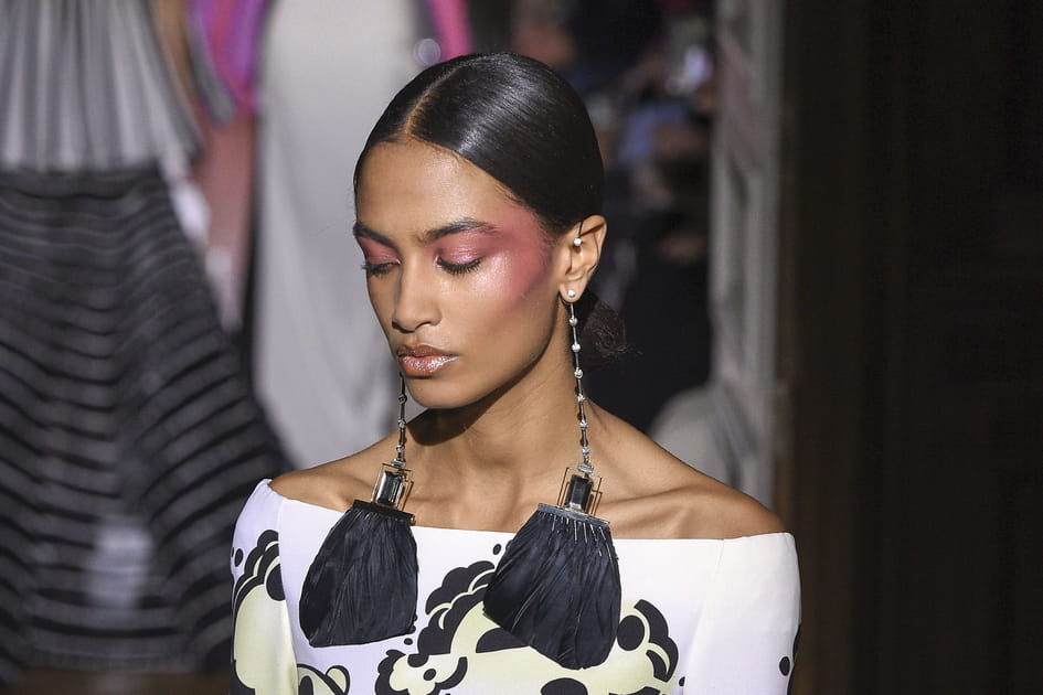 Le rose sur les paupi&egrave;res et les pomettes