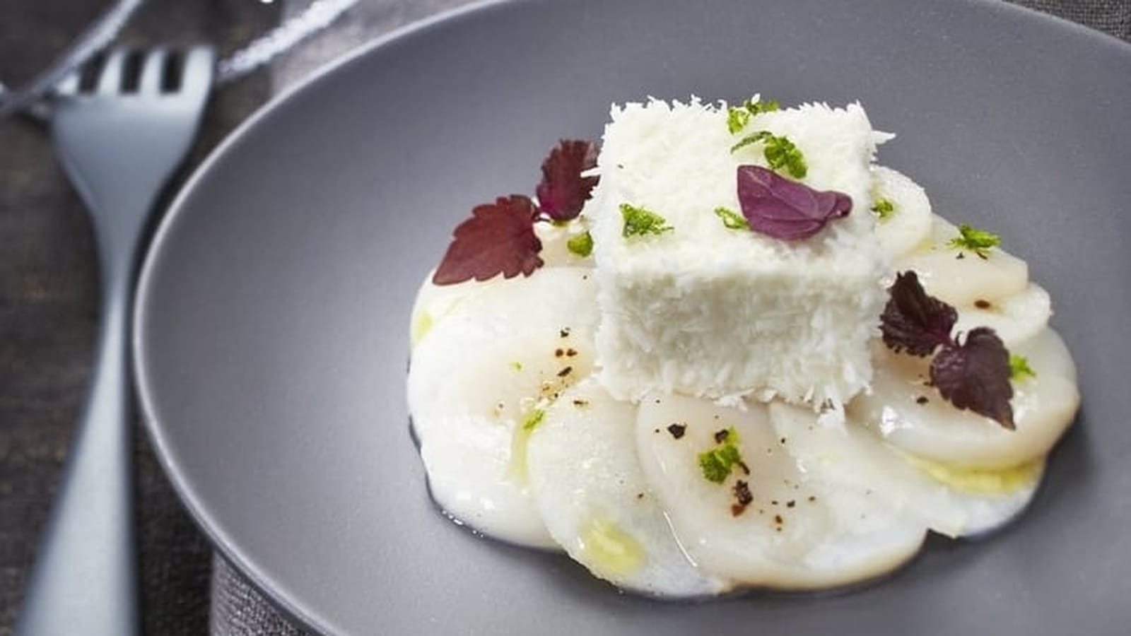 Carpaccio de Saint-Jacques et chou-rave au combava, Carré Frais à la noix de coco