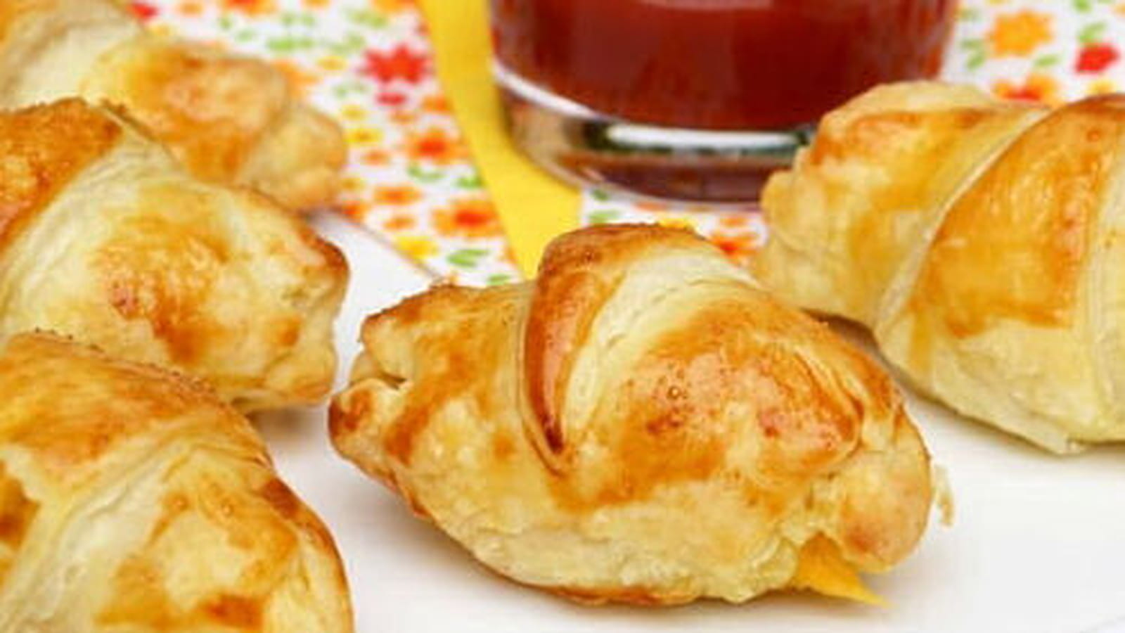 Petits croissants apéritifs saucisse et cheddar