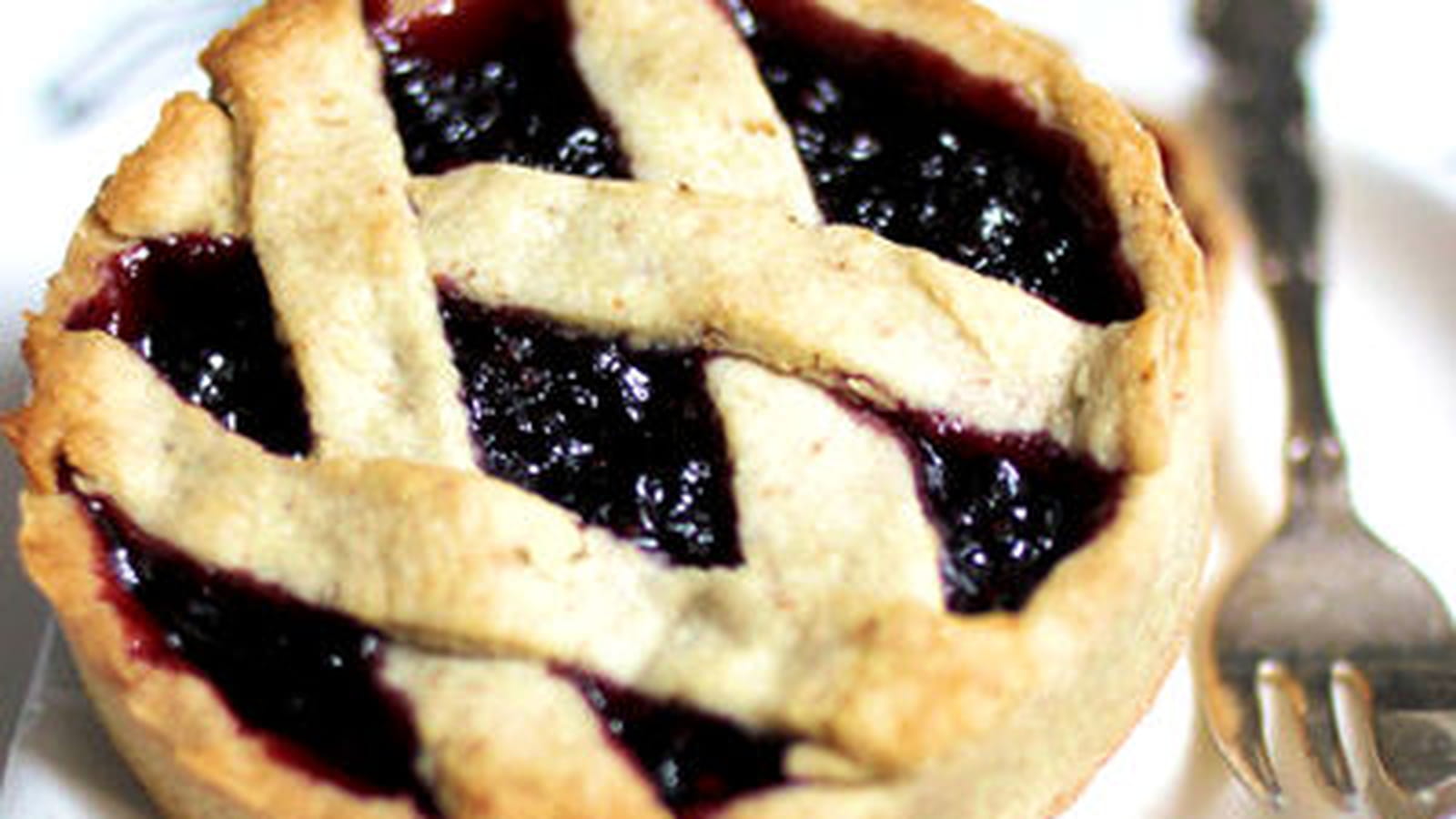 Tartelettes aux airs rustiques cerises noires et noix