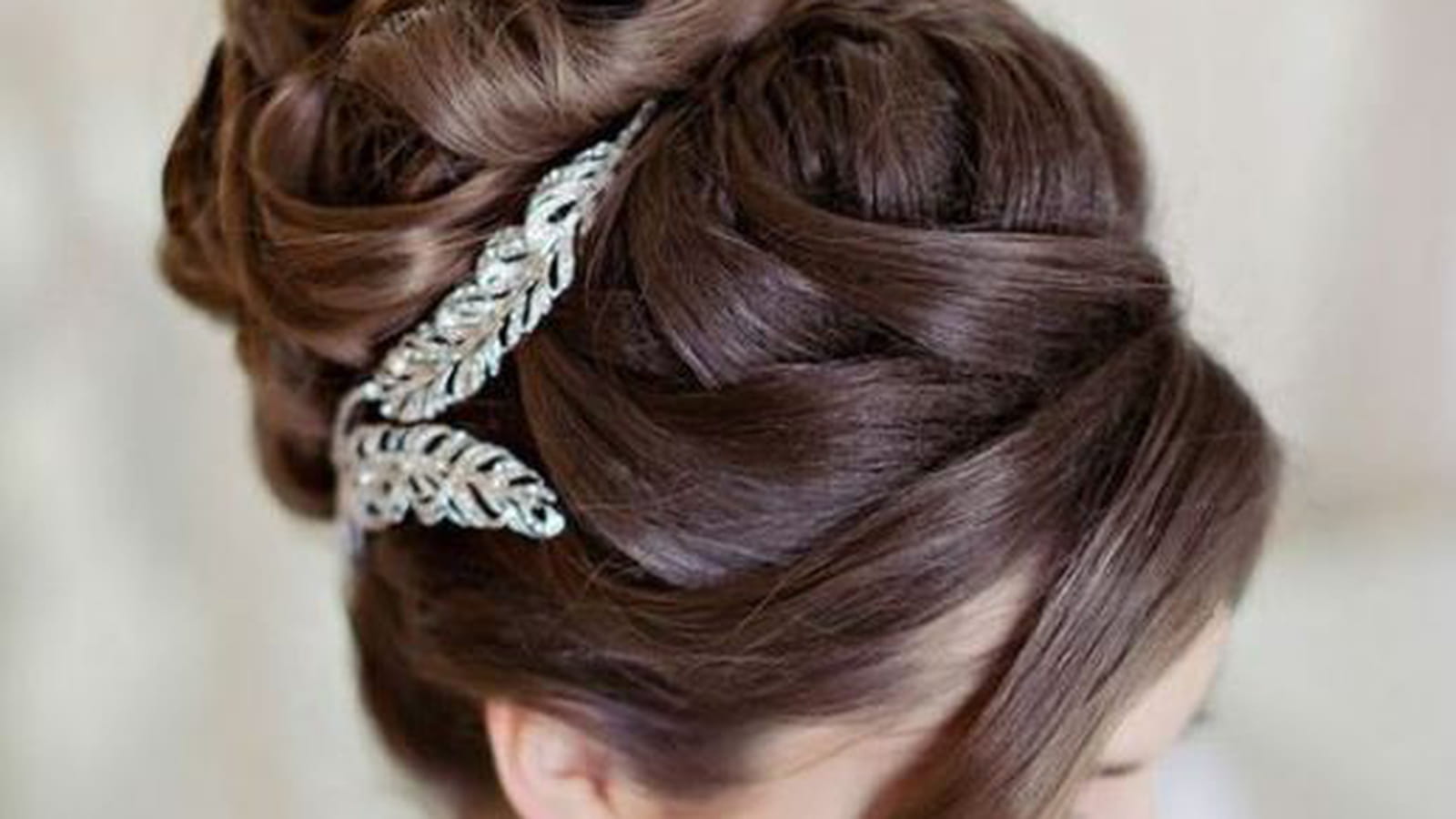 Chignon sophistiqué avec bijou