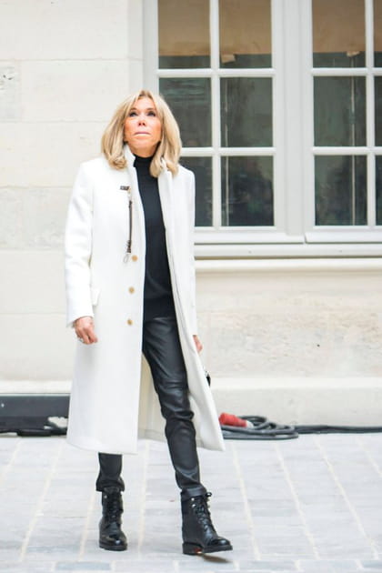 Brigitte Macron en pantalon similicuir noir et manteau crème
