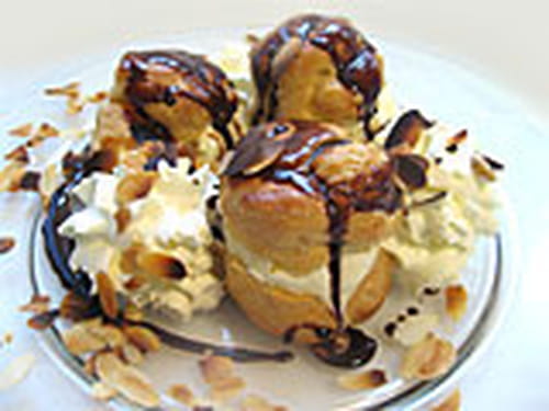 Profiteroles au chocolat à la glace vanille