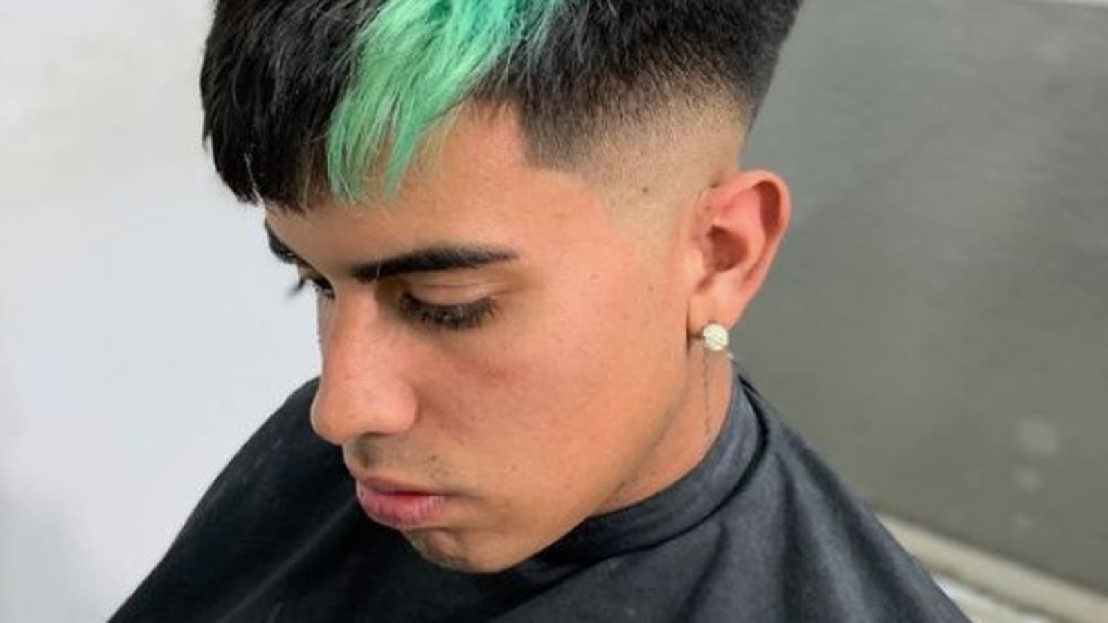 Coupe taper avec mèche verte pour homme