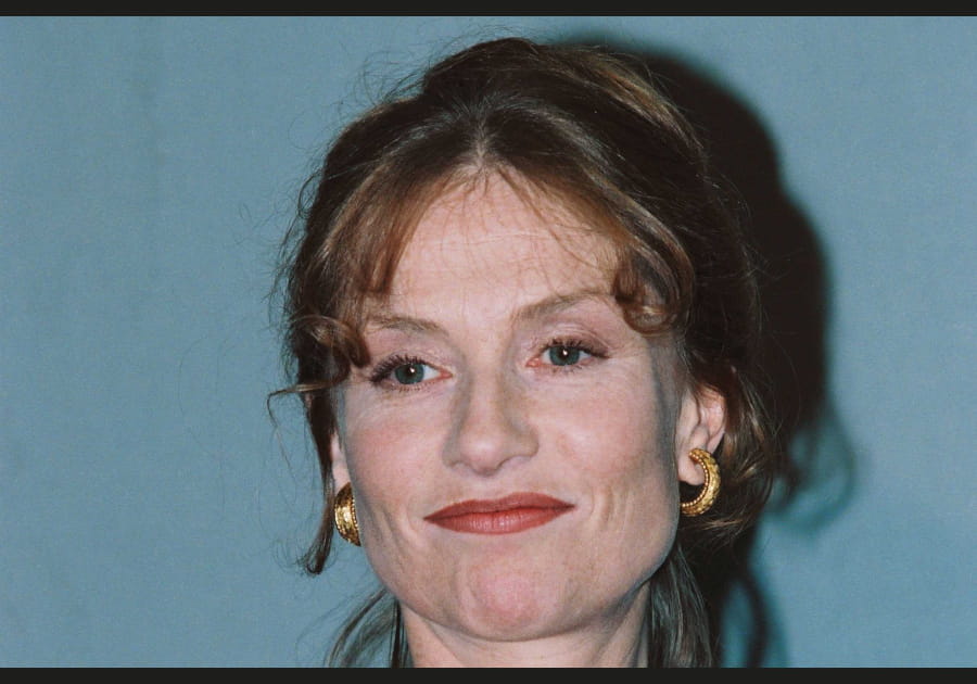 Isabelle Huppert, vintage avec sa frange boucl&eacute;e