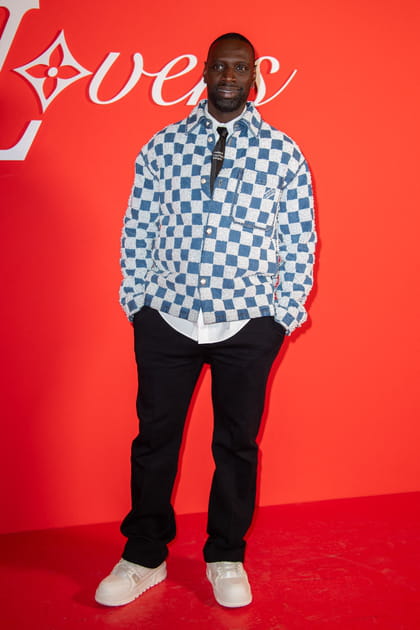 Omar Sy en veste damier et jean noir