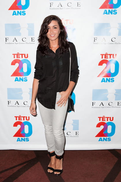 Jenifer en chemise noire et jean blanc