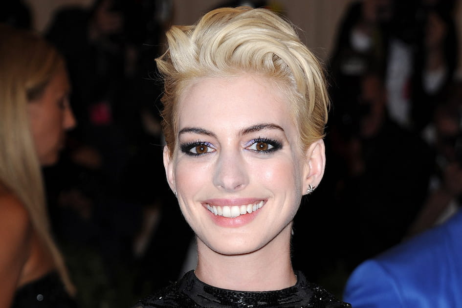 Anne Hathaway est styl&eacute;e en blonde
