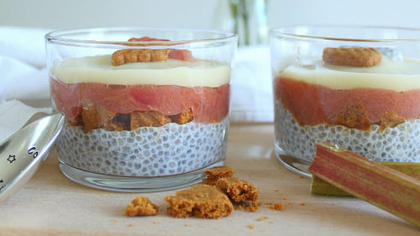 Parfaits de compotée de rhubarbe, graines de chia, speculoos et vanille (vegan)