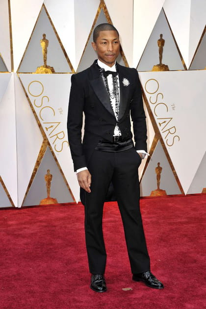 Pharrell Williams en costume et nœud papillon fantaisie