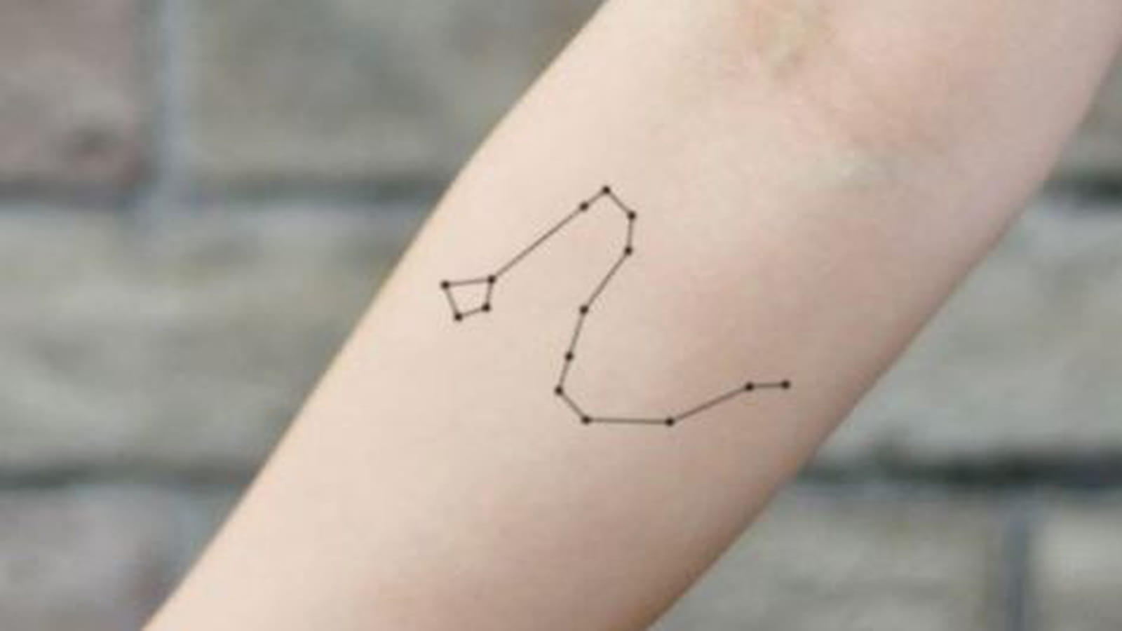 Constellation du dragon sur l'avant-bras