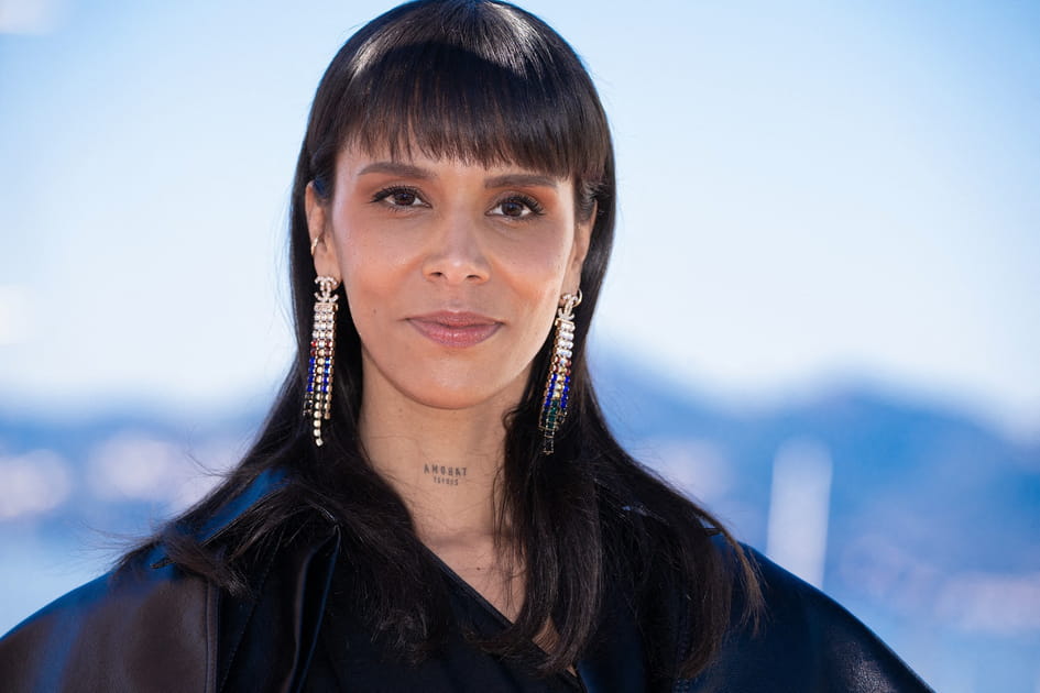 Les cheveux bruns et la frange droite de Shy'm