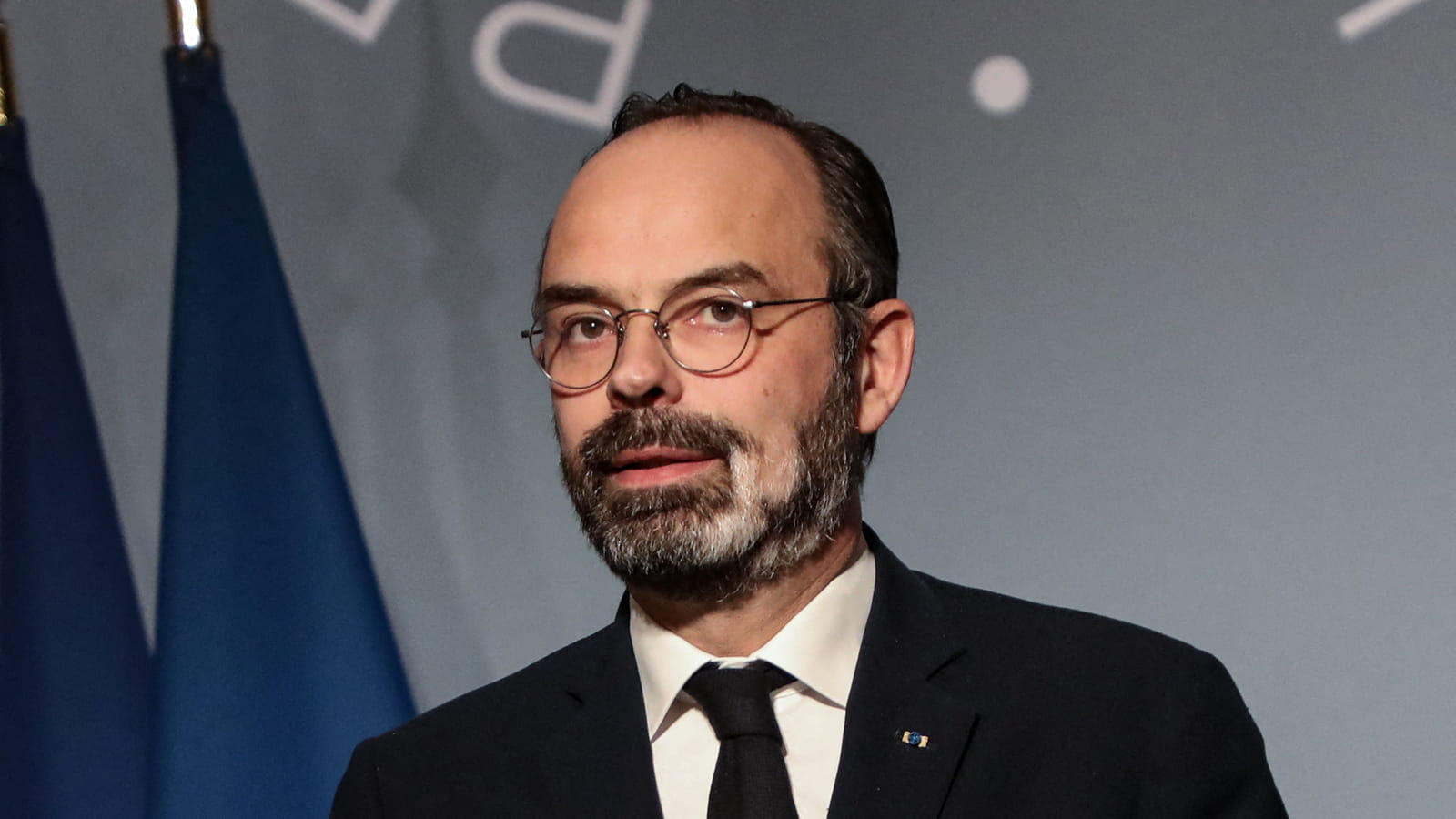 Edouard Philippe apparaît au début du premier confinement, en mars 2020