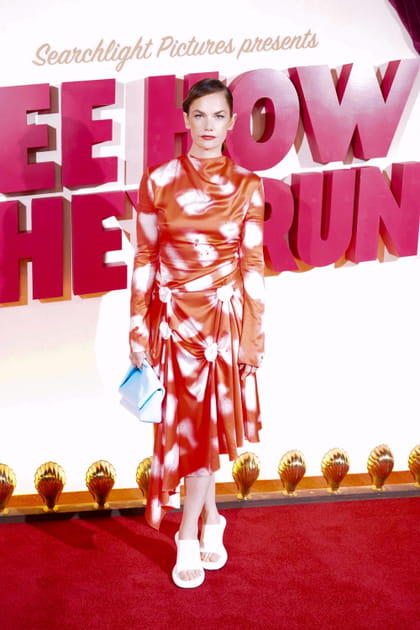 Ruth Wilson dans une robe orange &agrave; pois blancs