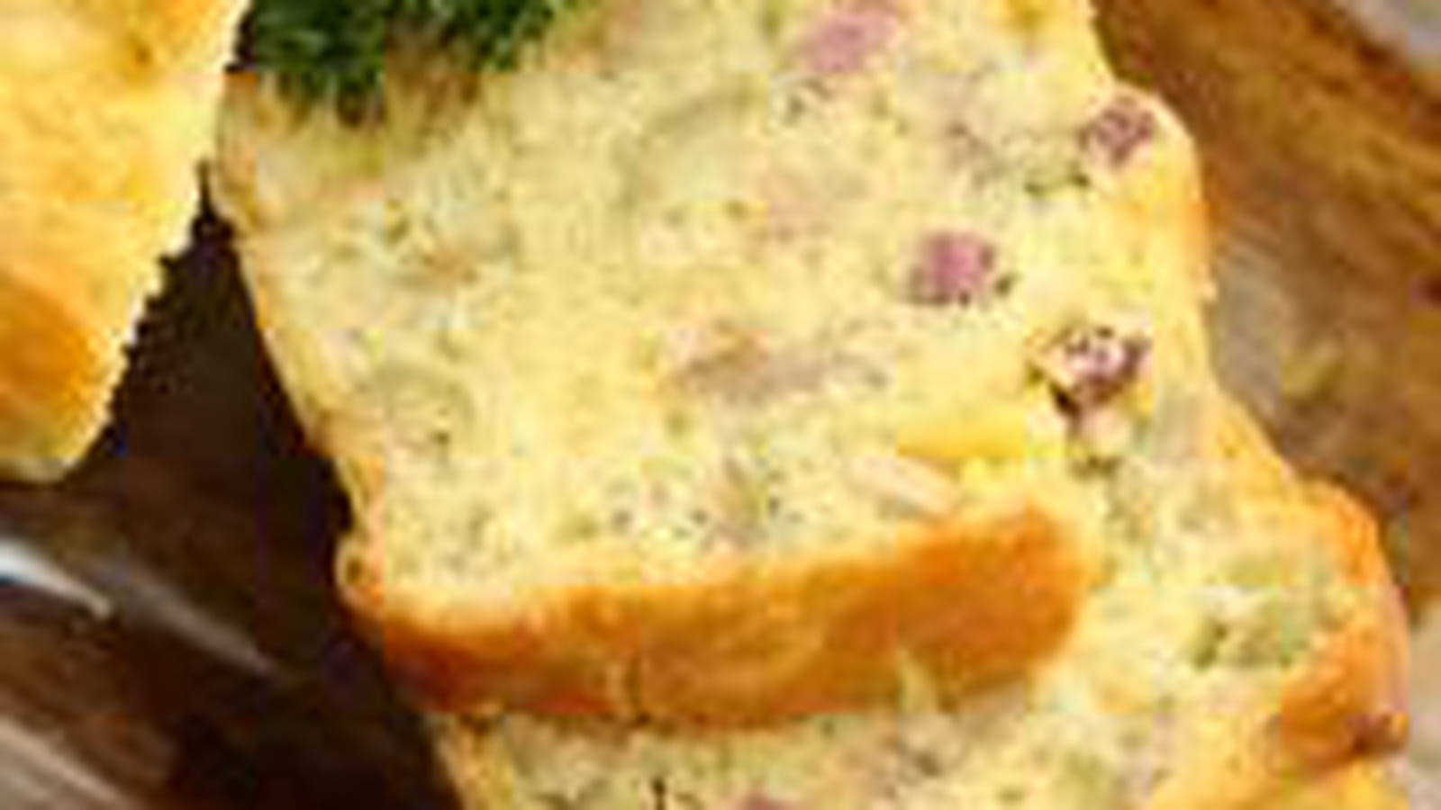 Cake aux lardons, gouda et olives vertes