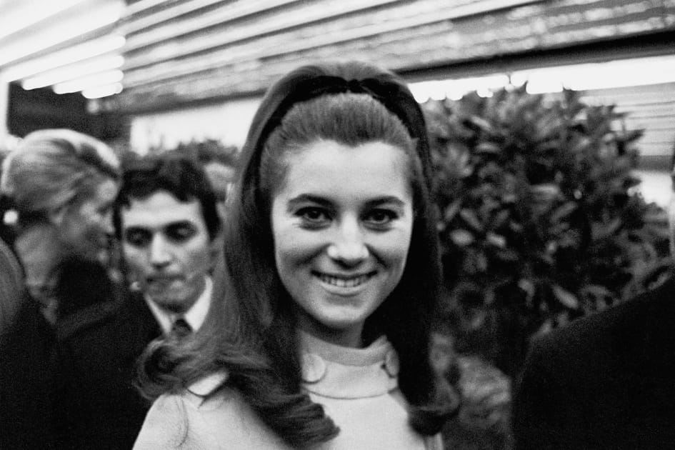 Sheila, adorable avec sa coiffure babydoll