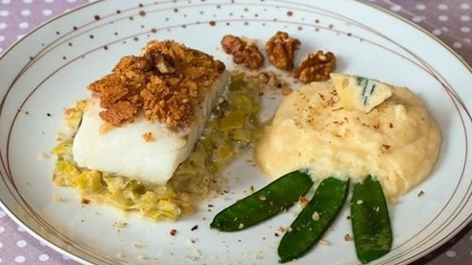 Dos de cabillaud en crumble de noix, fondue de poireaux au bleu de Vercors-Sassenage, polenta crémeuse