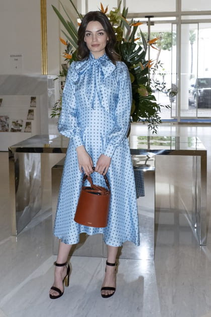 Emma Mackey en robe fluide à pois