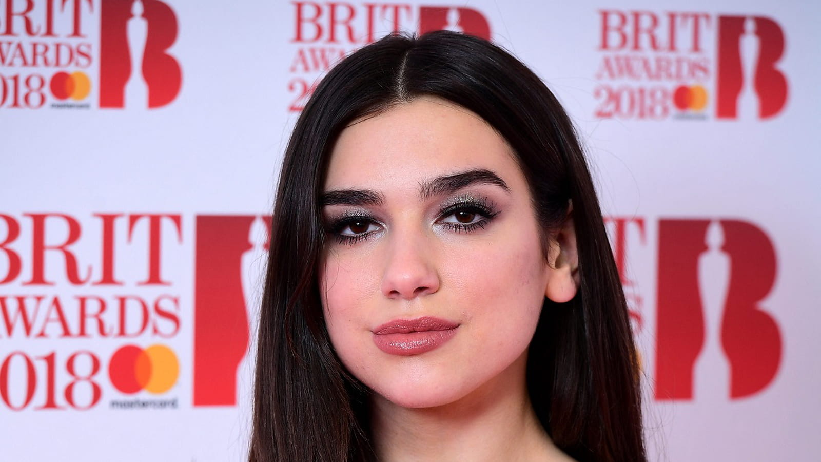 Dua Lipa, cheveux longs