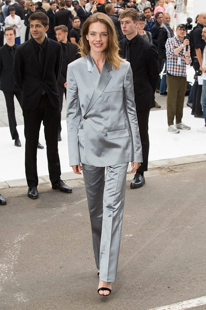 Natalia Vodianova en costume gris