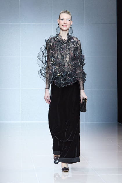 Chemise effet 3D et pantalon ample noir aper&ccedil;us sur le d&eacute;fil&eacute; Giorgio Armani&nbsp;