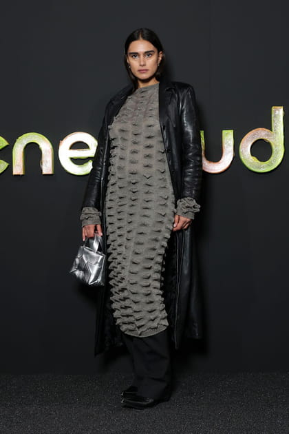 Jill Kortleve en robe gris ardoise à ondulations et trench en cuir noir au défilé Acne Studios