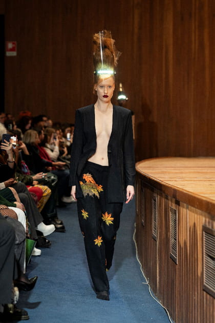 Veste longue noire et pantalon &agrave; fleurs aper&ccedil;us sur le d&eacute;fil&eacute; Francesca Liberatore&nbsp;