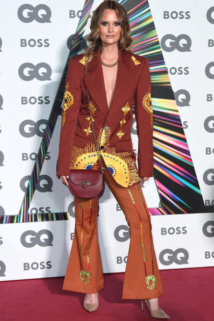 Charlotte de Carle en tailleur &agrave; empi&egrave;cements dor&eacute;s