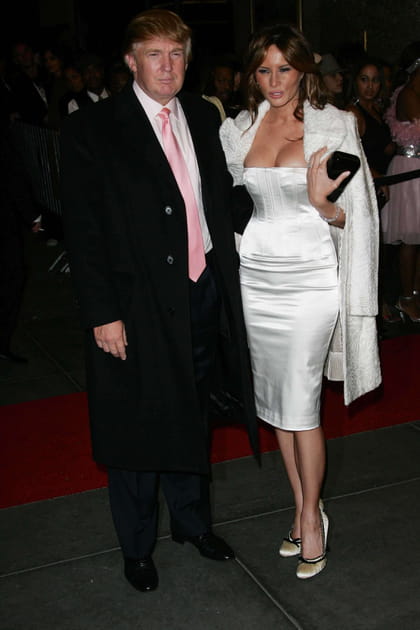 Melania Trump en robe moulante blanche satin&eacute;e