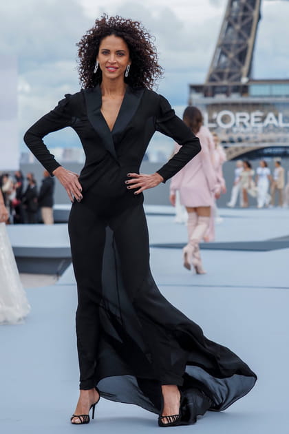 Noémie Lenoir en robe longue noire fluide et transparente