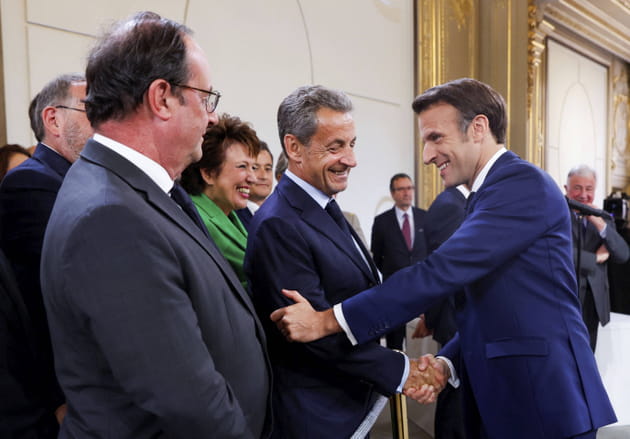 Nicolas Sarkozy f&eacute;licite Macron, face &agrave; Fran&ccedil;ois Hollande et Roselyne Bachelot